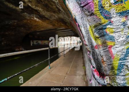 Sehen Sie die historischen Kanäle Londons bei einer Bootstour auf dem Kanal. Halten Sie in den Tunneln Ausschau nach Markierungen, Rillen aus den Seilen, mit denen Pferde die engen Boote gezogen haben. Stockfoto