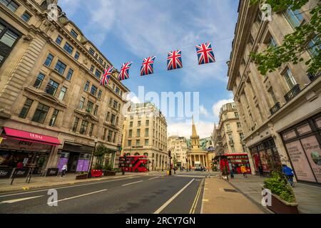 Britische Union Jack Flags schmücken die Regent Street, eine berühmte Straße in London. Die britischen Flaggen werden für König Karl III. Krönungswoche gehängt, eine Feier. Stockfoto