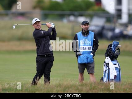 Hoylake, Merseyside, Großbritannien. 17. Juli 2023; Royal Liverpool Golf Club, Hoylake, Merseyside, England: The Open Championship Practice Day; Graeme Robertson (SCO) spielt seine Annäherung an das Grün im 2.-Loch Credit: Action Plus Sports Images/Alamy Live News Stockfoto