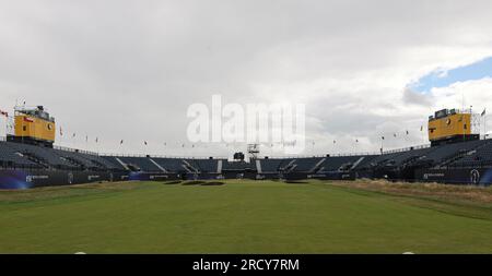 Hoylake, Merseyside, Großbritannien. 17. Juli 2023; Royal Liverpool Golf Club, Hoylake, Merseyside, England: Der Open Championship Training Day; ein allgemeiner Überblick über die großen Tribünen rund um den Green Credit 18.: Action Plus Sports Images/Alamy Live News Stockfoto