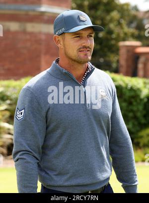 Hoylake, Merseyside, Großbritannien. 17. Juli 2023; Royal Liverpool Golf Club, Hoylake, Merseyside, England: The Open Championship Practice Day; Bryson Dechambeau (USA) über The Practice Putting Green Credit: Action Plus Sports Images/Alamy Live News Stockfoto