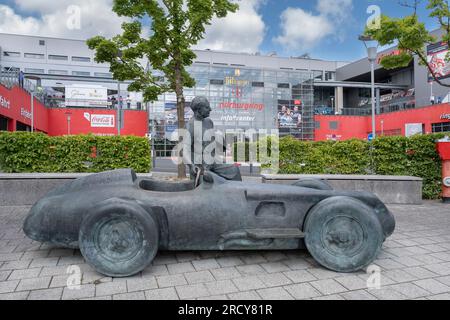 Denkmal für den Rennfahrer Juan Manuel Fangio am Eingang zum Nürburgring. Stockfoto
