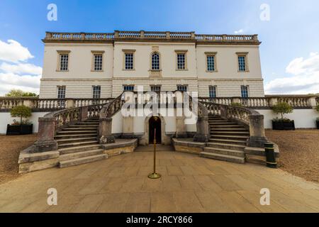 Queen's House in Greenwich, London. Eine ehemalige königliche Residenz, jetzt eine Kunstgalerie. Das Kunstmuseum befindet sich im ersten klassischen Gebäude in Großbritannien. Stockfoto