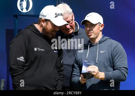 Rory McIlroy aus Nordirland (rechts) und Shane Lowry aus der Republik Irland auf dem 1. Loch während einer Übungsrunde vor den Open im Royal Liverpool, Wirral. Foto: Montag, 17. Juli 2023. Stockfoto