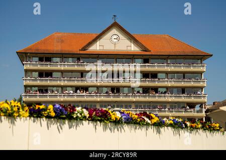 York Races, am Wettkampftag können Sie auf den Haupttribünen sitzen oder auf dem Rasen für die Pferderennen sitzen. Pferderennen und Rennen sind ein wichtiges Ereignis in ganz England. Stockfoto