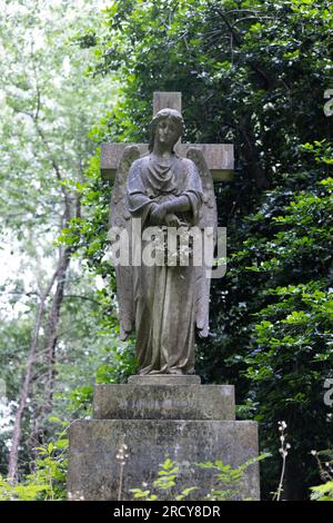 London, UK-16. Juli 2023: Highgate Cemetery West in London, England. Stockfoto