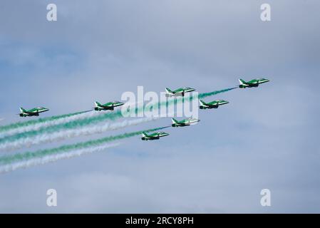 Royal Saudi Air Force Falcons zeigt Team BAE Hawk bei Royal International Air Tattoo, RIAT, Airshow, RAF Fairford, Gloucestershire, UK. Stockfoto