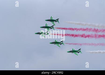 Royal Saudi Air Force Falcons zeigt Team BAE Hawk bei Royal International Air Tattoo, RIAT, Airshow, RAF Fairford, Gloucestershire, UK. Stockfoto