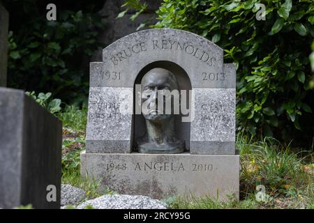 London, Großbritannien - 16. Juli 2023: Grab von Great Train Robber Bruce Reynolds, Highgate East Cemetery, London, England Stockfoto