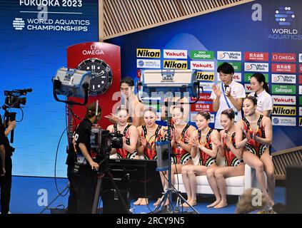 Fukuoka, Japan. 17. Juli 2023. Team Japan feiert nach dem akrobatischen Finale des künstlerischen Schwimmens bei der World Aquatics Championships 2023 in Fukuoka, Japan, am 17. Juli 2023. Kredit: Xia Yifang/Xinhua/Alamy Live News Stockfoto