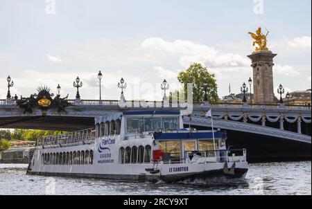 Paris, Frankreich. 17. Juli 2023. Das Foto wurde am 17. Juli 2023 aufgenommen und zeigt die Parade auf der seine, um „Manöver“, „Distances“, „Duration“ und „Video Capture“ der zukünftigen Eröffnungszeremonie der Olympischen Spiele in Paris 2024 zu testen. Die gesamte Flotte besteht aus 57 Booten für die Probe, von denen 39 die Delegationen repräsentieren und 18 weitere, die Unterstützung leisten, sowie Olympic Broadcasting Services (OBS). Kredit: Gao Jing/Xinhua/Alamy Live News Stockfoto