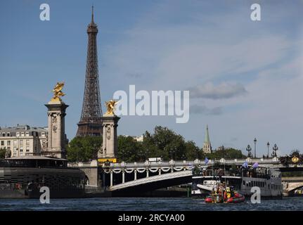 Paris, Frankreich. 17. Juli 2023. Das Foto wurde am 17. Juli 2023 aufgenommen und zeigt die Parade auf der seine, um „Manöver“, „Distances“, „Duration“ und „Video Capture“ der zukünftigen Eröffnungszeremonie der Olympischen Spiele in Paris 2024 zu testen. Die gesamte Flotte besteht aus 57 Booten für die Probe, von denen 39 die Delegationen repräsentieren und 18 weitere, die Unterstützung leisten, sowie Olympic Broadcasting Services (OBS). Kredit: Gao Jing/Xinhua/Alamy Live News Stockfoto