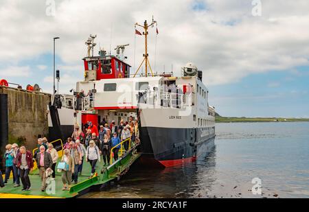 Fionnphort, Isle of Mull, Schottland, Vereinigtes Königreich. 6. Juni 2023 Fußpassagiere steigen von der Insel Iona aus einer Inselfähre aus Stockfoto