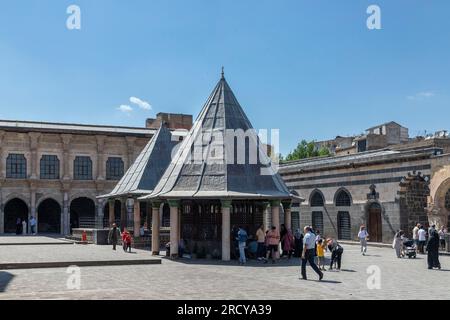 Die in der Türkei gelegene Diyarbakir Ulu Moschee ist ein historisches Denkmal, das an den Mauern der Burg Diyarbakir westlich der Achse, die die H verbindet, errichtet wurde Stockfoto