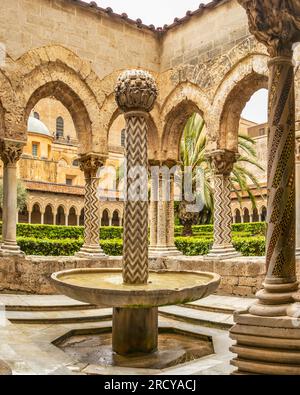 Taufe im Kloster der Kathedrale von Monreale in Palermo, Sizilien, Italien Stockfoto