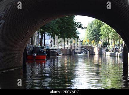 Kanal in Amsterdam, Niederlande Stockfoto