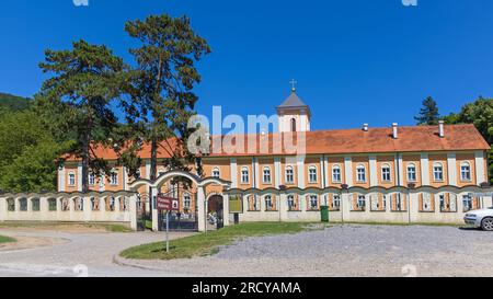 Beocin, Serbien - 03. Juli 2023: Serbisch-orthodoxes Kloster Rakovac Komplex am Fruska Gora Berg Vojvodina sonniger Sommertag. Stockfoto