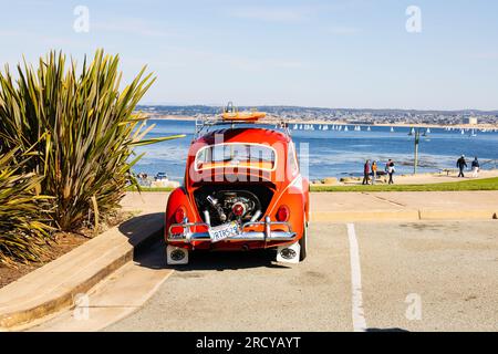 Leuchtend orangefarbener Custom Volkswagen VW Beetle Bug, geparkt am San Carlos Beach, Monterey, Kalifornien, Vereinigte Staaten von Amerika, USA. Stockfoto