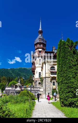 Von den Alpen, der Neorenaissance und dem Fachwerkschloss Peles, Sinaia, Rumänien. Stockfoto