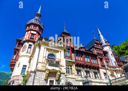 Von den Alpen, der Neorenaissance und dem Fachwerkschloss Peles, Sinaia, Rumänien. Stockfoto