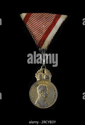 Österreich-Ungarisches Reich. Verdienstmedaille ‚Signum Laudis‘. Kaiser Karl I (1887-1922). Gegründet von Kaiser Franz Joseph I. von Österreich am 12. März 1890. Lettisches Kriegsmuseum. Riga. Lettland. Stockfoto