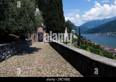 Friedhof in Morcote, Schweiz. Der Hang zum Dorf Stockfoto