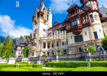 Von den Alpen, der Neorenaissance und dem Fachwerkschloss Peles, Sinaia, Rumänien. Stockfoto