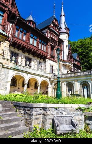 Von den Alpen, der Neorenaissance und dem Fachwerkschloss Peles, Sinaia, Rumänien. Stockfoto