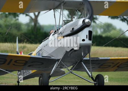 Der De Havilland DH.82 Tiger Moth ist ein britisches Doppelflugzeug aus dem Jahr 1930er, das von Geoffrey de Havilland entworfen und von der de Havilland Aircraft Company gebaut wurde. Stockfoto