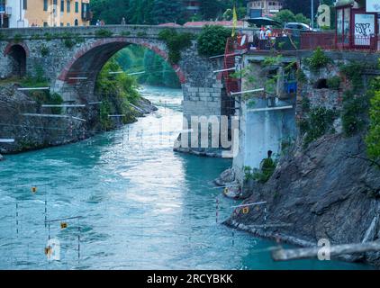 Ivrea, Italien - Juli 7 2023 Dora Baltea, Fluss durch Ivrea, Piemont, Italien Stockfoto