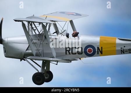 Der De Havilland DH.82 Tiger Moth ist ein britisches Doppelflugzeug aus dem Jahr 1930er, das von Geoffrey de Havilland entworfen und von der de Havilland Aircraft Company gebaut wurde. Stockfoto