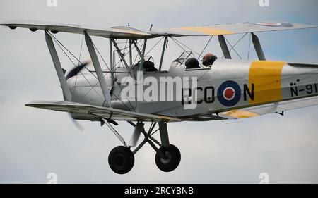 Der De Havilland DH.82 Tiger Moth ist ein britisches Doppelflugzeug aus dem Jahr 1930er, das von Geoffrey de Havilland entworfen und von der de Havilland Aircraft Company gebaut wurde. Stockfoto