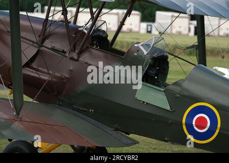 Der De Havilland DH.82 Tiger Moth ist ein britisches Doppelflugzeug aus dem Jahr 1930er, das von Geoffrey de Havilland entworfen und von der de Havilland Aircraft Company gebaut wurde. Stockfoto