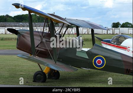 Der De Havilland DH.82 Tiger Moth ist ein britisches Doppelflugzeug aus dem Jahr 1930er, das von Geoffrey de Havilland entworfen und von der de Havilland Aircraft Company gebaut wurde. Stockfoto