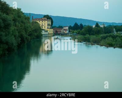 Ivrea, Italien - Juli 7 2023 Dora Baltea, Fluss durch Ivrea, Piemont, Italien Stockfoto