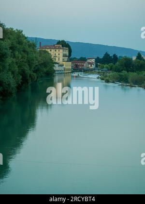 Ivrea, Italien - Juli 7 2023 Dora Baltea, Fluss durch Ivrea, Piemont, Italien Stockfoto