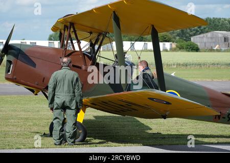 Der De Havilland DH.82 Tiger Moth ist ein britisches Doppelflugzeug aus dem Jahr 1930er, das von Geoffrey de Havilland entworfen und von der de Havilland Aircraft Company gebaut wurde. Stockfoto