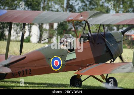 Der De Havilland DH.82 Tiger Moth ist ein britisches Doppelflugzeug aus dem Jahr 1930er, das von Geoffrey de Havilland entworfen und von der de Havilland Aircraft Company gebaut wurde. Stockfoto