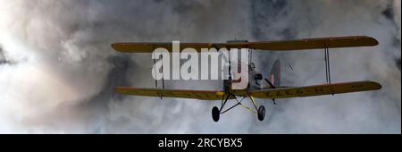 Der De Havilland DH.82 Tiger Moth ist ein britisches Doppelflugzeug aus dem Jahr 1930er, das von Geoffrey de Havilland entworfen und von der de Havilland Aircraft Company gebaut wurde. Stockfoto