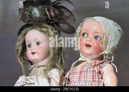 Zwei antike, blonde Porzellanpuppen mit einem ansprechenden und beängstigenden Look Stockfoto