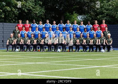 Auf L-R, Gents Torhüter Celestin De Schrevel, Gents Torhüter Paul Nardi, Gents Jordan Torunarigha, Gents Tsuyoshi Watanabe, Gents Laurent Depoitre, Gents Hugo Cuypers, Gent's Joseph Okumu, Gent's Ismaël Kandouss, Gent's Julien De Sart, Gent's Bram Lagae, Gent's Brian Agbor, Gents Torwart Davy Roef, Gents Torwart Louis Fortin, (Middle L-R), Gents Tanguy De Vuyst, Gents Keegan Roef, Gent's Samosu-Sokesosins, Garias Sokesosins, Gariesosins Sokesosins, Garias Gariesosins, Garias Sokesosins, Garias Sados Sokokesosins, Garias Gariesosins, Garias Sados Sados Sokok Gents Geschenk Emmanuel Orban, Gents Pieter Gerkens, Gents Andrew Hjulsag Stockfoto