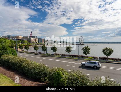 National Harbor, MD - 24. Juni 2023: Straße zur Skyline des National Harbor in der Nähe von Washington DC Stockfoto