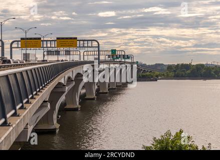 National Harbor, MD - 24. Juni 2023: Blick vom Brückenpfad auf die Woodrow Wilson Brücke mit I495 Capital Ringstraße Stockfoto