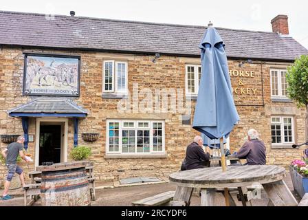 Das Horse and Jockey Inn im englischen Dorf Manton, England. Stockfoto