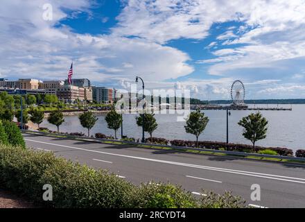 National Harbor, MD - 24. Juni 2023: Straße zur Skyline des National Harbor in der Nähe von Washington DC Stockfoto