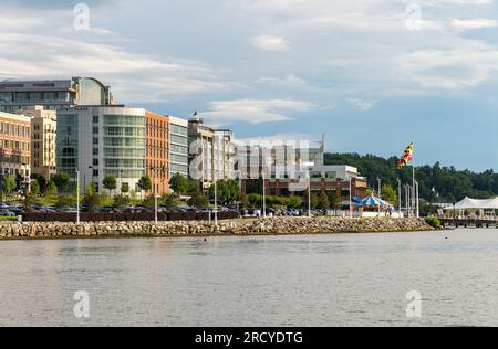 National Harbor, MD - 24. Juni 2023: Skyline des National Harbor mit Maryland-Flagge in der Nähe von Washington DC Stockfoto