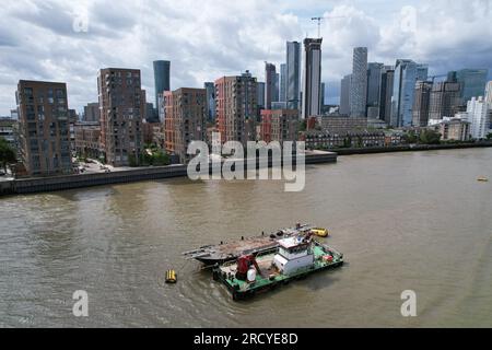 Schwimmende Arbeitsplattform an der themse canary Wharf im Hintergrund London UK Aerial Stockfoto