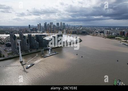 London Cable Car, O2 Arena und City Skyline im Hintergrund Stockfoto