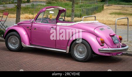 Lelystad, Niederlande, 18.06.2023, klassisches Volkswagen-Käfer-Cabriolet ab 1969 Uhr am National Oldtimer Day Stockfoto