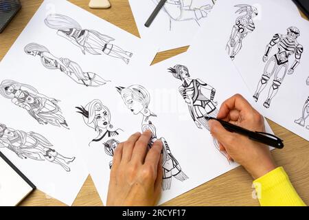 Der Künstler zeichnet auf Papier für Computerspiele oder Comics. Stockfoto